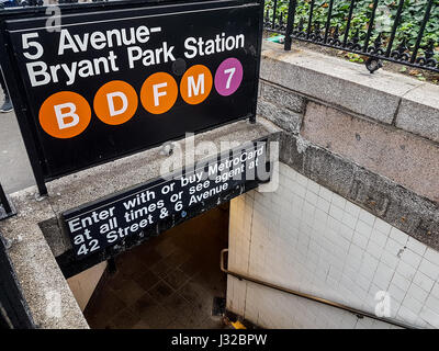 New York, USA - 12 septembre 2016 : 5e Avenue - Bryant Park station entrée souhaitée signe. Les lignes B D F M et 7 Banque D'Images