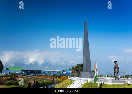 DARJEELING, INDE - 27 NOVEMBRE 2016 : monument aux morts au centre de la boucle de Batasia jardin, un mémorial pour les soldats qui ont sacrifié leur Gorkha Banque D'Images