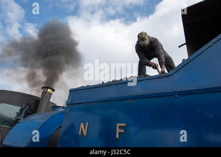 DARJEELING, INDE - 27 NOVEMBRE 2016 : le moteur à vapeur services technicien halé DHR Petit train utilisé pour joy ride tours ainsi que le transport régulier Banque D'Images