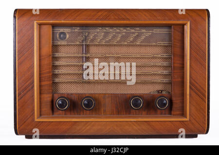 Table ancienne rétro radio tube isolé sur fond blanc Banque D'Images