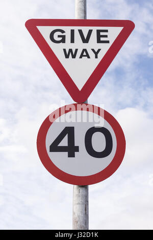 Urban 40 milles à l'heure limite de vitesse et de donner signe ainsi utilisé au Royaume-Uni Banque D'Images