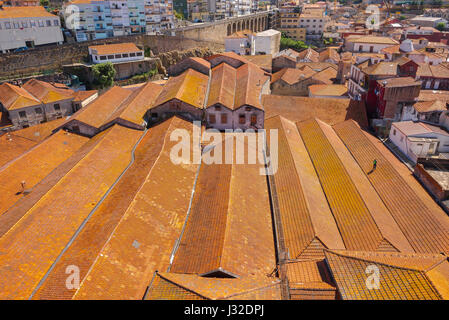 Porto Wine Lodge, vue aérienne sur les toits des lodges de Porto bordant le front de mer dans le quartier Vila Nova de Gaia de Porto, Portugal. Banque D'Images