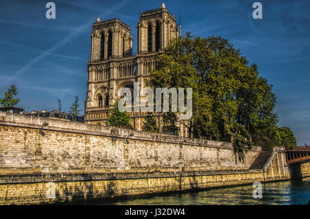 Tours DE NOTRE-DAME DE PARIS Banque D'Images