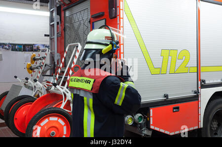 Chef pompier allemand utilisé un talkie walkie en action Banque D'Images