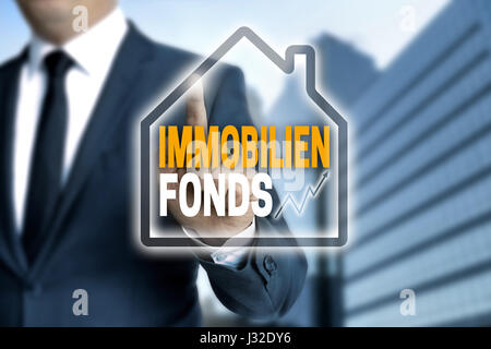 Immobilienfonds (en allemand real estate fund) écran tactile est exploité par l'homme d'affaires. Banque D'Images