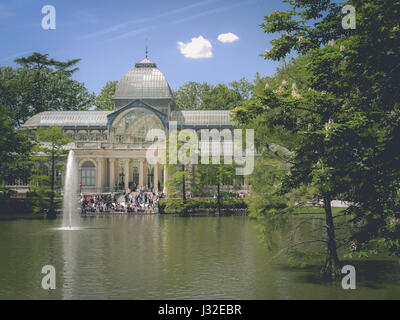 Le palais de cristal dans le parc du Retiro le matin Banque D'Images