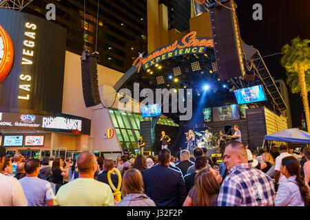 Nuit performance sur scène, 3ème rue Fremont Street, le centre-ville de Las Vegas Banque D'Images