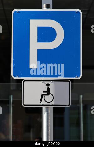 German road sign : stationnement pour personnes handicapées Banque D'Images