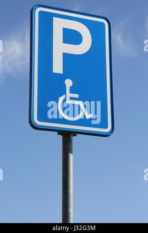 Panneau routier néerlandais : stationnement pour personnes handicapées Banque D'Images