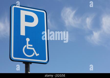 Panneau routier néerlandais : stationnement pour personnes handicapées Banque D'Images