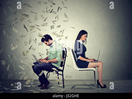 La rémunération des salariés de l'économie concept. Woman working on laptop assis à côté de jeune homme sous la pluie d'argent. Différence de rémunération concept. Banque D'Images