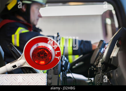 Les lecteurs d'un véhicule d'urgence pompier avec vue sur l'intérieur de communication et truelle Banque D'Images