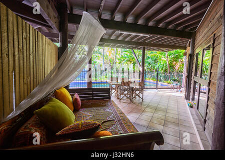 Patio d'une propriété dans les tropiques avec une piscine dans un écrin de végétation, Trinity Beach, près de Cairns, l'extrême nord du Queensland, Australie, Queensland, FNQ Banque D'Images