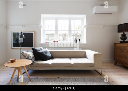 Très élégant salon de l'intérieur d'un canapé et une table basse dans un appartement rénové Banque D'Images