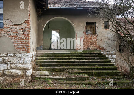 Les briques dans les murs d'un vieux bâtiment en ruine avec de vieilles fenêtres et arc Banque D'Images