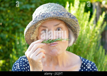 Joyeux Jardinier Femme Âgée Dans Un Chapeau De Paille Et Un