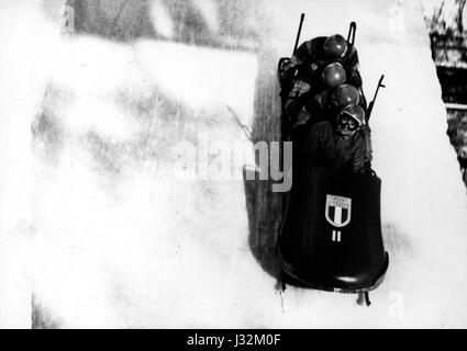 L'équipe de bobsleigh à quatre a participé aux Jeux olympiques d'hiver de 1956 à Cortina d'Ampezzo. L'équipe a participé à l'effort de l'Italie dans les sports d'hiver et a contribué à l'héritage olympique de la nation. Banque D'Images