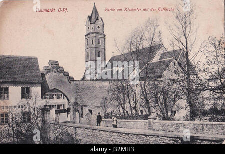 Cette photographie historique datant d'environ 1916 représente la région de Neumarkt en Allemagne, en se concentrant sur le Klostertor, une porte importante. L'image capture le design architectural et l'atmosphère urbaine du début du XXe siècle. Banque D'Images