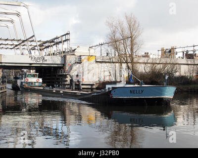La photographie montre le Nelly, un navire construit en 1964, passant par le Willemsbrug à Rotterdam. L'image capture le mouvement du navire à travers le pont emblématique de la ville. Banque D'Images