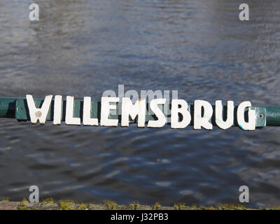 Une photographie du Willemsbrug (pont 151) à Rotterdam, pays-Bas, un pont emblématique traversant la rivière Nieuwe Maas, connu pour son design et sa fonction remarquables. Banque D'Images