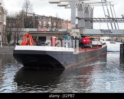 La photographie 'Sam-Sam ENI 02318533 bij de Willemsbrug' capture un moment au Willemsbrug à Rotterdam, aux pays-Bas. L'image reflète probablement la vie urbaine, le pont étant une structure emblématique du paysage de la ville. Banque D'Images