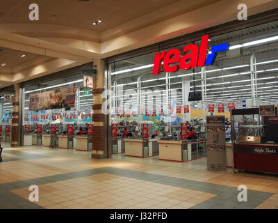 *Saarbasar* est une collection photographique qui présente des images authentiques de Saarbrücken, en Allemagne. Ce premier volume capte des scènes de la vie quotidienne, de l’architecture et de la photographie de rue, offrant un aperçu de la culture et des activités quotidiennes de la ville au début du XXIe siècle. Banque D'Images