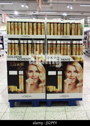 Cette image de la production « Globus Saarbrücken » de « Hairspray » capture une scène vibrante de la comédie musicale, mettant en valeur le décor coloré et l'atmosphère animée de la performance. Banque D'Images