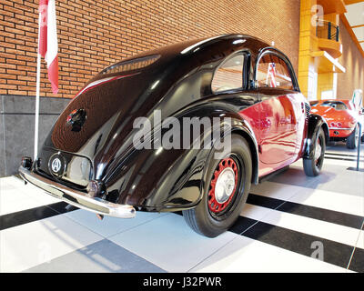 La Steyr type 55 Baby 1939 est une petite voiture équipée d'un moteur 4 cylindres, offrant 25,5 chevaux et une vitesse de pointe de 95 km/h. Son moteur de 1,2 litres a été conçu pour être efficace et compact, ce qui en fait un exemple notable des automobiles d'avant la seconde Guerre mondiale. Banque D'Images