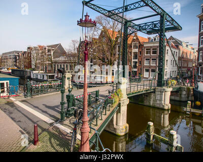 Une photographie de Brug 148, prise de Binnen Dommersstraat, montrant la vue sur le Brouwersgracht à Amsterdam, avec les canaux et ponts hollandais historiques. Banque D'Images