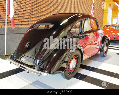 La Steyr type 55 Baby 1939 est une voiture compacte avec un moteur 4 cylindres, produisant 25,5 chevaux et capable d'atteindre des vitesses allant jusqu'à 95 km/h. Avec un moteur de 1,2 litres, ce modèle représente l'ingénierie automobile de l'Europe d'avant la seconde Guerre mondiale, mettant en valeur le design et les performances de l'époque. Banque D'Images