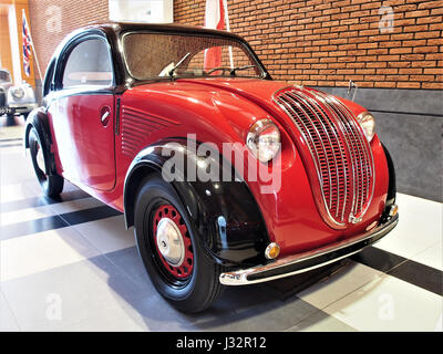 La Steyr type 55 Baby 1939 est une voiture compacte équipée d'un moteur 4 cylindres de 25,5 chevaux, capable d'atteindre une vitesse de pointe de 95 km/h. La voiture était connue pour son design léger et ses performances efficaces dans l'Europe d'avant la seconde Guerre mondiale. Banque D'Images