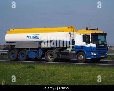 Une photographie d'un camion SCANIA 114L 380 tankwagen, un modèle de camion-citerne fabriqué par SCANIA, connu pour son moteur puissant et son design, utilisé pour le transport de liquides et de matériaux en vrac. Banque D'Images
