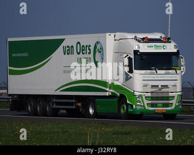 Image d'un camion Volvo FH 460, qui fait partie de la flotte de Van Oers United, présentant sa conception et ses capacités en transport de marchandises sur de longues distances. Le camion est utilisé pour la logistique lourde et le transport à travers l'Europe. Banque D'Images