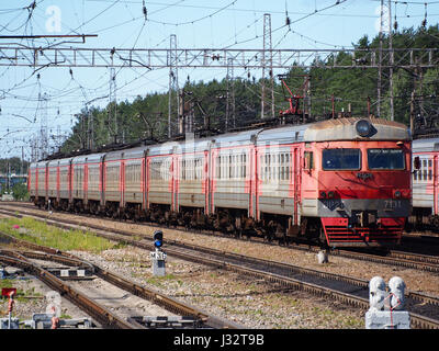 Cette image montre un train garé à la gare de Kubinka, située en Russie. La station est connue pour ses connexions militaires et sa proximité avec les principaux sites historiques du pays. Banque D'Images