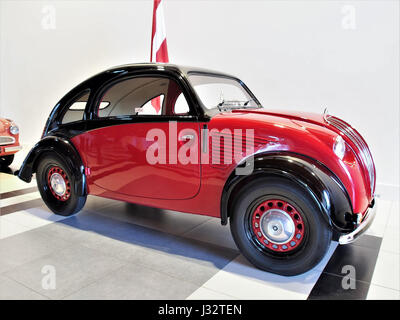 La Steyr type 55 Baby 1939 est une voiture compacte équipée d'un moteur quatre cylindres de 1,2 litres et d'une puissance de 25,5 chevaux. Il a atteint une vitesse de pointe de 95 km/h, ce qui en fait un choix populaire et économique pour les pilotes en Europe d'avant la seconde Guerre mondiale. Banque D'Images