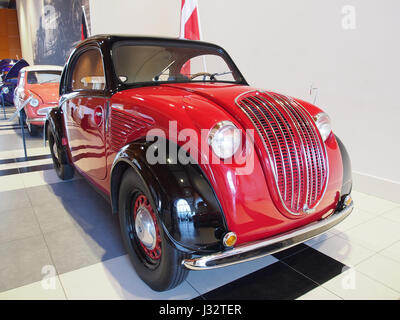 La Steyr type 55 Baby 1939 est une voiture classique équipée d'un moteur 4 cylindres, produisant 25,5 chevaux et capable d'atteindre une vitesse de pointe de 95 km/h. Ce véhicule compact est un symbole de l'ingénierie automobile d'avant-guerre. Banque D'Images
