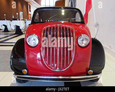 La Steyr type 55 Baby 1939 est une automobile compacte connue pour sa petite taille et son moteur 4 cylindres de 1,2 litres performant produisant 25,5 chevaux. Ce modèle est capable d'atteindre une vitesse de pointe de 95 km/h. Le véhicule a été conçu pour un usage économique, reflétant les tendances automobiles de l'Europe d'avant la seconde Guerre mondiale. Banque D'Images