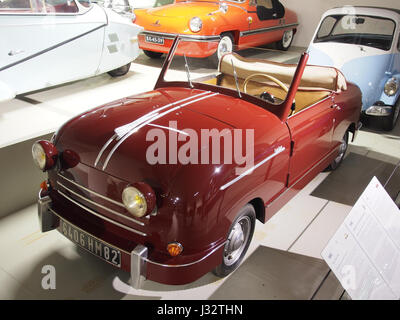La Rovin D4 1951 est une automobile française vintage avec un moteur de 13 chevaux et une cylindrée de 462 cm3. Cette voiture classique est reconnue pour son design compact et son rôle dans l'histoire automobile européenne d'après-guerre. Banque D'Images