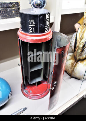 Une photo de Schrader du début du XXe siècle capture un moment historique important. L'image met en valeur le style photographique de Schrader, connu pour son réalisme documentaire. La photographie est un enregistrement visuel d'une époque, mettant l'accent sur des événements historiques ou sociaux importants. Banque D'Images