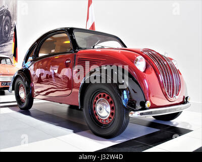 La Steyr type 55 Baby 1939 est une voiture compacte classique connue pour son moteur 4 cylindres produisant 25,5 chevaux. Capable d'atteindre une vitesse de pointe de 95 km/h, cette petite voiture est un élément important de l'histoire automobile de l'Europe d'avant la seconde Guerre mondiale, mettant en valeur l'ingénierie automobile du début du XXe siècle. Banque D'Images