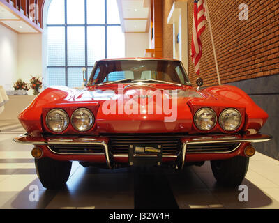 La Chevrolet Corvette Sting Ray Split Window 1963 est une voiture de sport américaine classique, dotée d'un moteur V8 de 5,4 litres de 250 chevaux, capable d'atteindre des vitesses allant jusqu'à 184 km/h, connue pour sa lunette arrière divisée emblématique. Banque D'Images