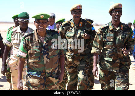 Le commandant de la Force de la Mission de l'Union africaine en Somalie, le général Osman Nour Soubagleh, visites Cadaado, Somalie, le 15 janvier 2017. L'AMISOM Photo / Mohamed Haji Banque D'Images