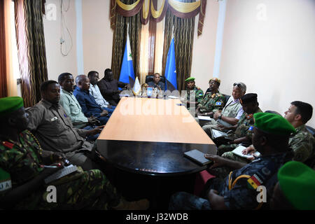 Le commandant de la Force de la Mission de l'Union africaine en Somalie, le général Osman Nour Soubagleh, organise une réunion avec l'Administration Galmudug, lors d'une visite à Cadaado, Somalie, le 15 janvier 2017. L'AMISOM Photo / Mohamed Haji Banque D'Images