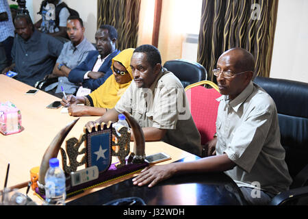 Les membres de l'Administration Galmudug assister à une réunion avec le commandant de la Force de la Mission de l'Union africaine en Somalie, le général Osman Nour Soubagleh, lors de sa visite à Cadaado, Somalie, le 15 janvier 2017. L'AMISOM Photo / Mohamed Haji Banque D'Images