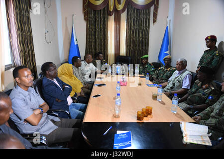 Le commandant de la Force de la Mission de l'Union africaine en Somalie, le général Osman Nour Soubagleh, organise une réunion avec l'Administration Galmudug, lors d'une visite à Cadaado, Somalie, le 15 janvier 2017. L'AMISOM Photo / Mohamed Haji Banque D'Images