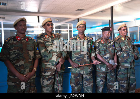 Les hauts officiers de l'armée nationale en Somalie attendre de recevoir le commandant de la Force de la Mission de l'Union africaine en Somalie, le général Osman Nour Soubagleh, lors d'une visite à Cadaado, Somalie, le 15 janvier 2017. L'AMISOM Photo / Mohamed Haji Banque D'Images