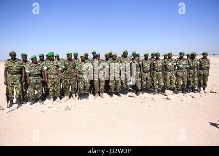Le commandant de la Force de la Mission de l'Union africaine en Somalie, le général Osman Nour Soubagleh, dans une photo de groupe avec les troupes de l'AMISOM en Somalie, Cadaado, le 15 janvier 2017. L'AMISOM Photo / Mohamed Haji Banque D'Images