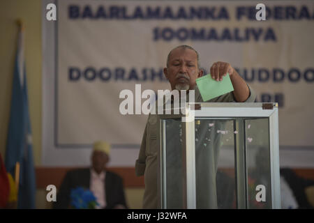 Sénateurs appartenant à la Chambre haute voter pour déterminer le président de la Chambre haute, ainsi que les deux vice-présidents, au cours d'une élection à Mogadishu, Somalie, le 22 janvier 2017. L'AMISOM Photo / Tobin Jones Banque D'Images