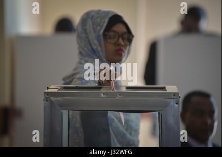 Sénateurs appartenant à la Chambre haute voter pour déterminer le président de la Chambre haute, ainsi que les deux vice-présidents, au cours d'une élection à Mogadishu, Somalie, le 22 janvier 2017. L'AMISOM Photo / Tobin Jones Banque D'Images