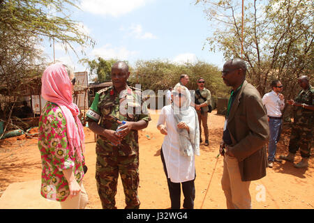 Le colonel Paul Njema, commandant du secteur 6 de la Mission de l'Union africaine en Somalie (AMISOM), parle avec des membres d'une délégation de l'Union européenne lors de leur visite à Kismayo, en Somalie, le 25 janvier 2017. Photo de l'AMISOM Banque D'Images